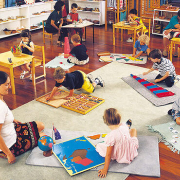 TẠI SAO MONTESSORI LÀ MÔI TRƯỜNG TRỘN ĐỘ TUỔI NHƯNG LẠI KHÔNG NHẬN TRẺ TRÊN 3 TUỔI NHẬP HỌC?